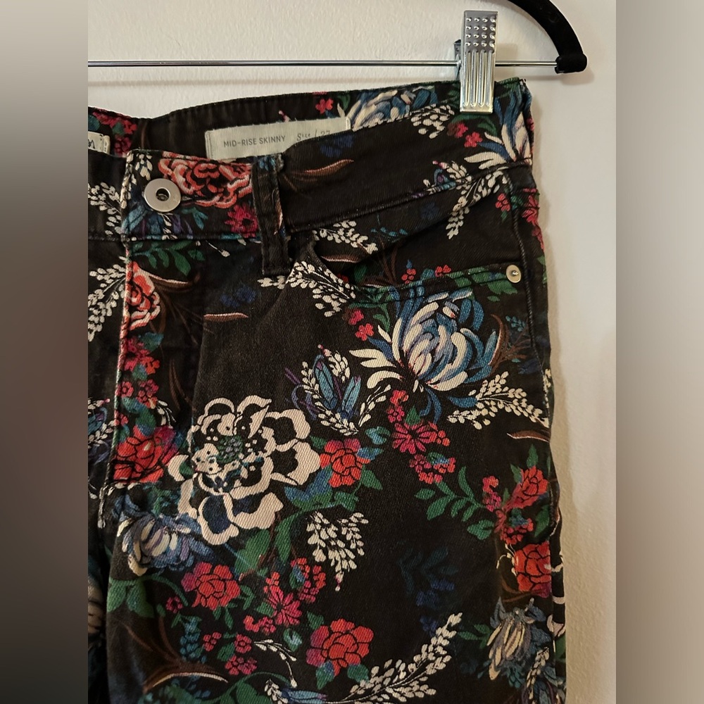 LIKE NEW- Anthropologie Pilcro Mid Rise Skinny Black Floral Jeans - Picture 8 of 16
